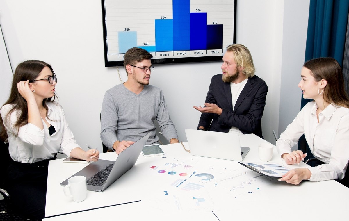 Financieel overleg in een professionele kantooromgeving