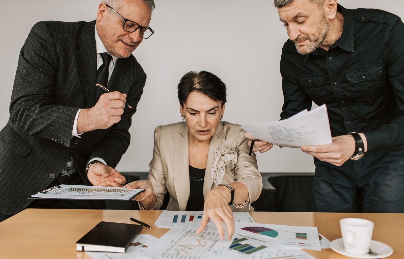 Zakelijke professionals bespreken financiële rapporten tijdens een vergadering