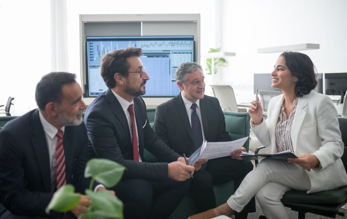 Team bespreekt financiële grafieken en kwaliteitscontroles